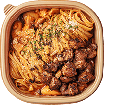 스테이크를 올린 토마토 파스타 메뉴